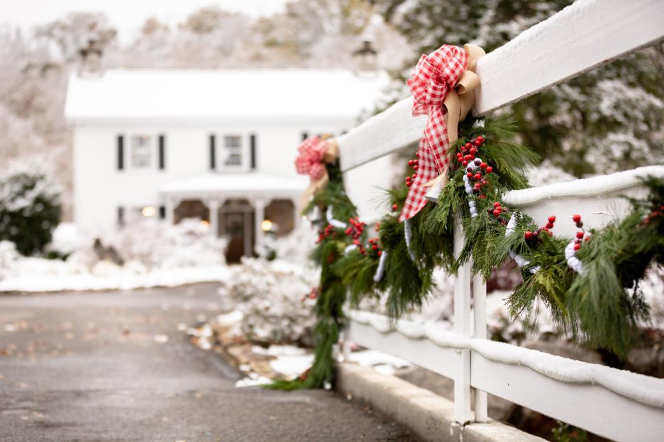35 Outdoor Christmas Decoration Ideas Diy Front Yard Holiday Decor Hgtv