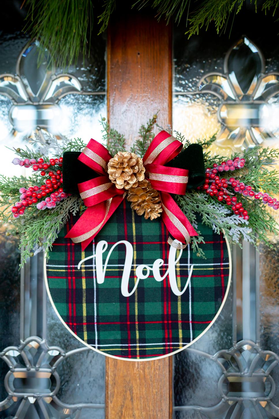 Farmhouse-Chic Embroidery Hoop Christmas Wreath | HGTV