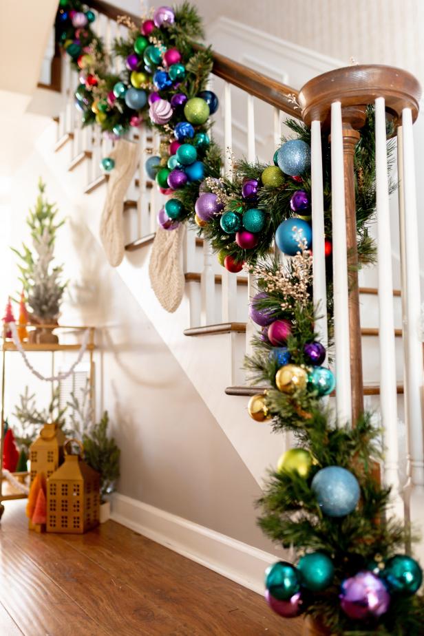 25 Stylish Christmas Staircase Decor Ideas - Shelterness