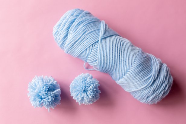 Creating a solid-colored pom-pom is the easiest of the three methods. Repeat all the same steps as above but with a single color of yarn.
