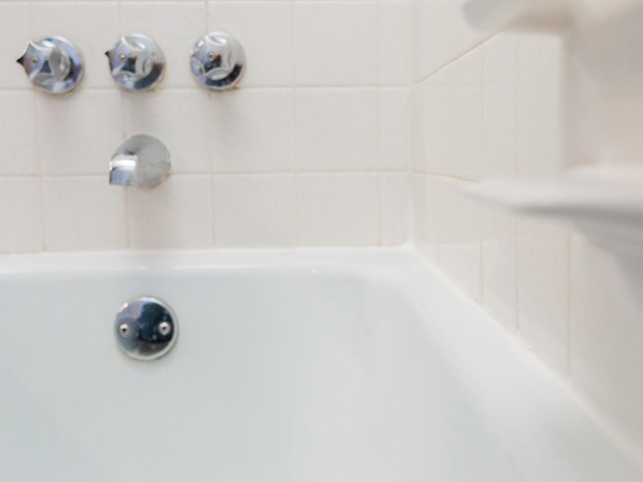 Caulk A Shower Recaulking Bathtub, Best Caulk For Bathtub Spout