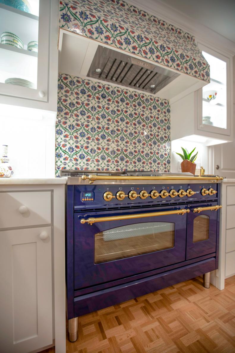 Flores kitchen stovetop with custom backsplash tile.