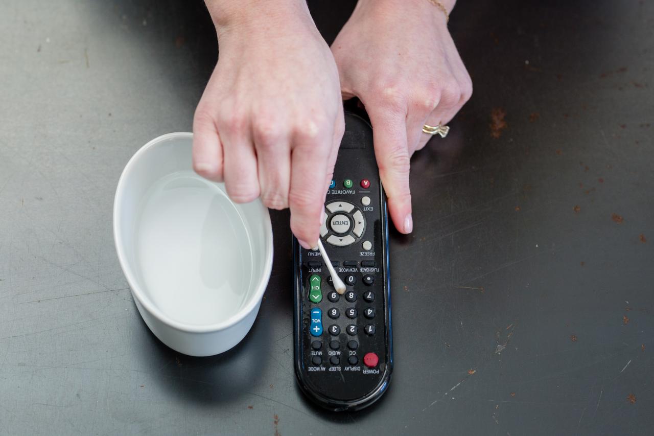 Почистить пульт от телевизора в домашних