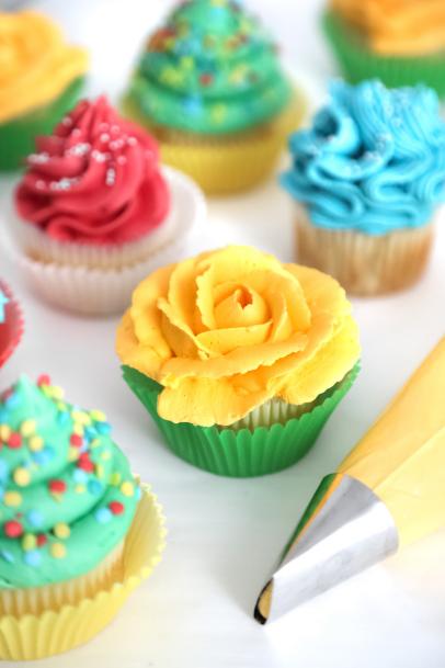 Kitchen Crafts: How to Pipe the Prettiest Cupcakes