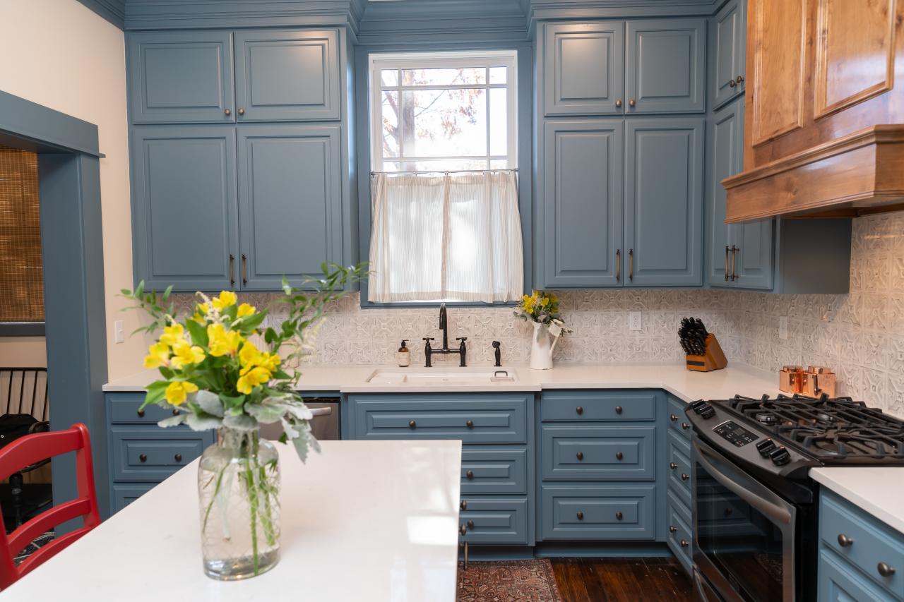 https://hgtvhome.sndimg.com/content/dam/images/hgtv/fullset/2019/4/10/0/BP_HHMTN311_Holifield_kitchen_after_0053.jpg.rend.hgtvcom.1280.853.suffix/1554895781950.jpeg