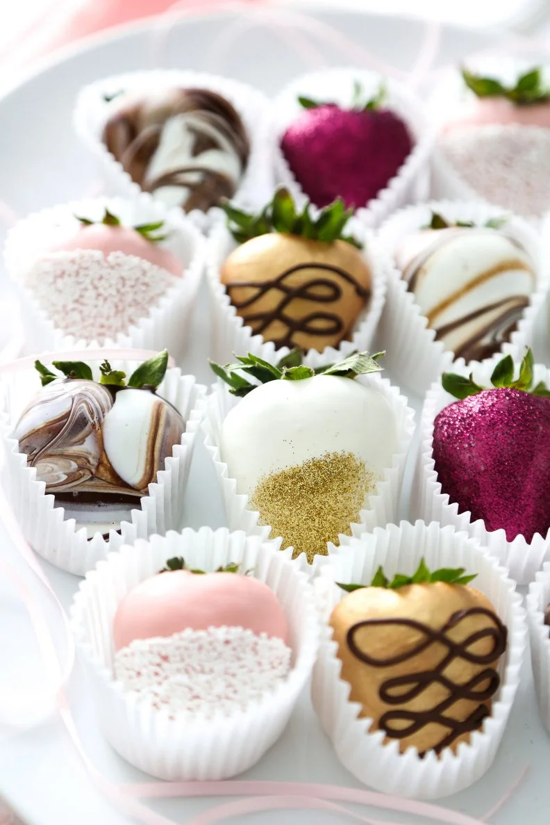 Mother’s Day is a time to celebrate the special women in our lives, and what better way to show them we care than with a delicious dessert? Dipped strawberries are simple to make and easy to embellish. Here we’ll show you five ways to dazzle mom with the prettiest assortment of boutique bakery-style berries. 