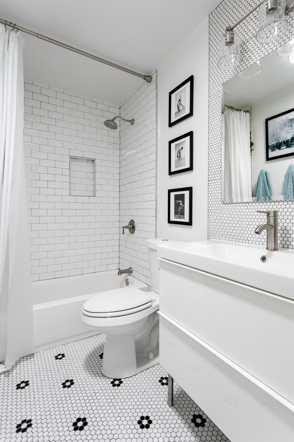 Белая плитка с мозаикой в ванной