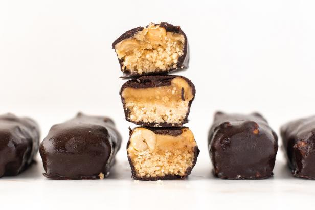 Indulge in your favorite candy bar by making our version that consists of all-natural ingredients.