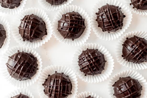 These healthy truffles look amazing and take no time to make! Follow our recipe to impress your family and friends this holiday season.