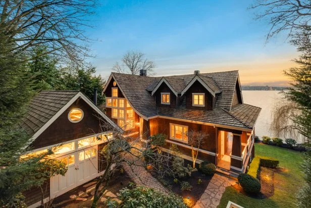 https://hgtvhome.sndimg.com/content/dam/images/hgtv/fullset/2019/4/3/0/HUHH2019-Waterfront_Medina-WA_004.jpg.rend.hgtvcom.616.411.85.suffix/1554309790534.webp