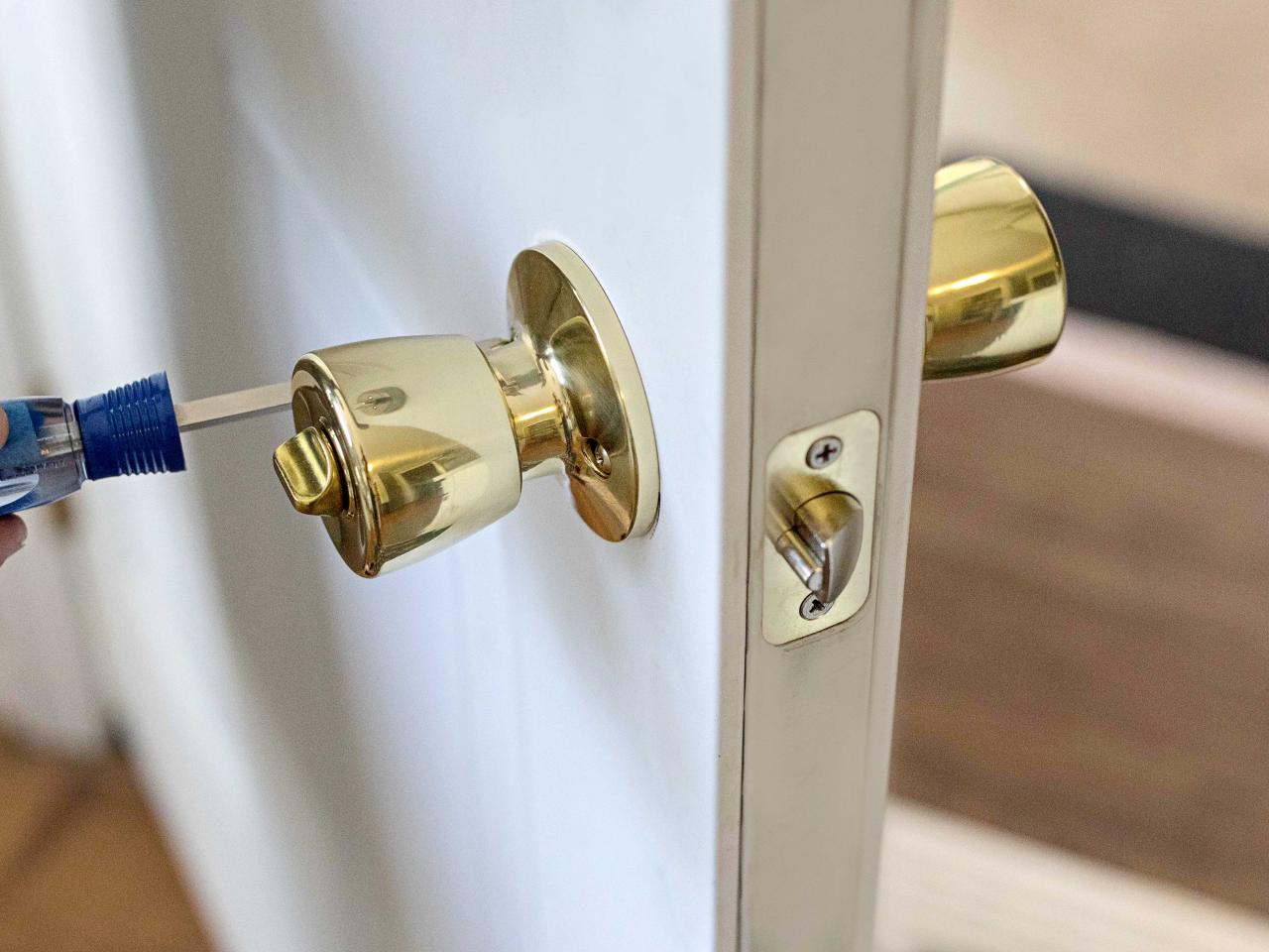 How To Remove A Door Knob - How To Install Bathroom Door Handle With Lock