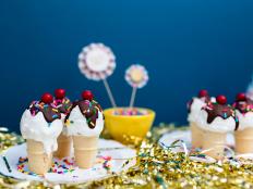 Surprise your guests with ice cream sundaes as cupcakes! Follow our recipe for a new take on a classic dessert. 