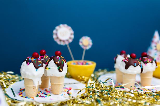 Surprise your guests with ice cream sundaes as cupcakes! Follow our recipe for a new take on a classic dessert. 