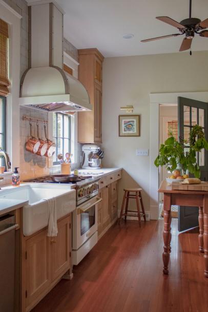 https://hgtvhome.sndimg.com/content/dam/images/hgtv/fullset/2019/5/16/0/RX_Erin-Napier_kitchen-after-1.jpg.rend.hgtvcom.406.609.suffix/1558015352700.jpeg