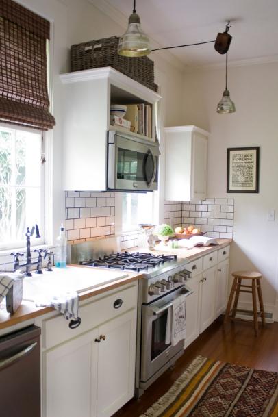 https://hgtvhome.sndimg.com/content/dam/images/hgtv/fullset/2019/5/16/0/RX_Erin-Napier_kitchen-before-6.jpg.rend.hgtvcom.406.609.suffix/1558015352199.jpeg