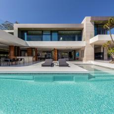 Contemporary Home With Large Swimming Pool