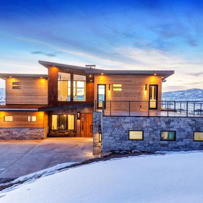 Modern Mountain Escape With Extraordinary Curb Appeal