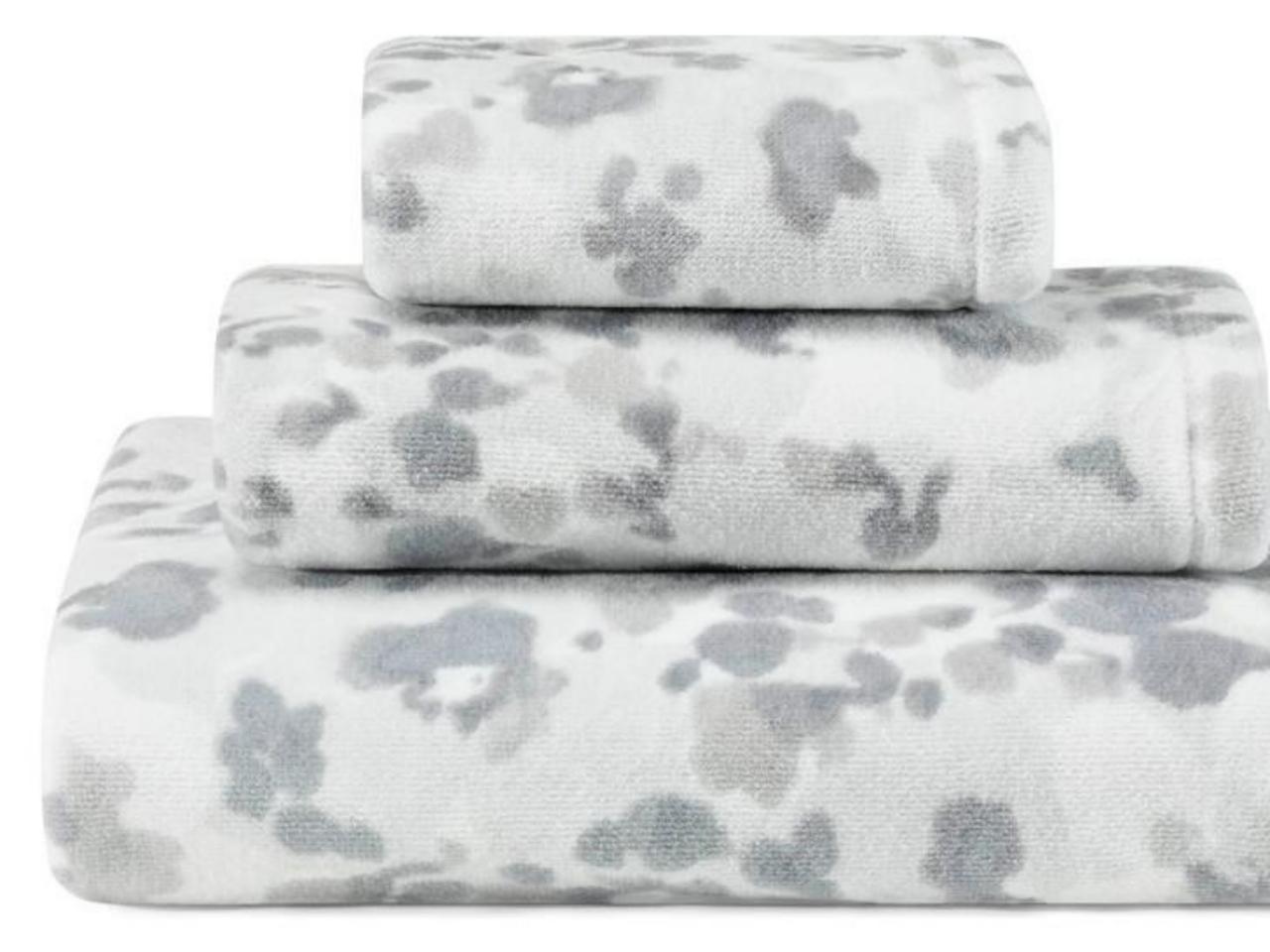 https://hgtvhome.sndimg.com/content/dam/images/hgtv/fullset/2019/5/9/1/RX_LauraAshley_TowelSet_LauraAshleyDecor.jpg.rend.hgtvcom.1280.960.suffix/1557430872733.jpeg