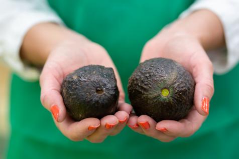 https://hgtvhome.sndimg.com/content/dam/images/hgtv/fullset/2019/6/18/1/Original_Cassidy-Garcia_Choosing-Produce-avocado-comparison_H.jpg.rend.hgtvcom.476.317.suffix/1560884929784.jpeg