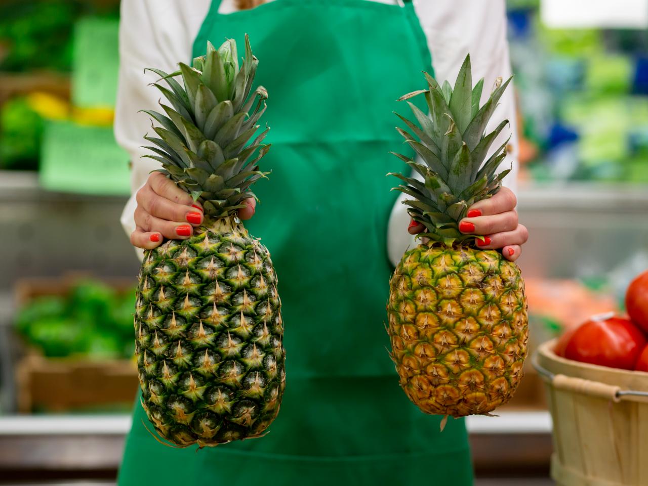 https://hgtvhome.sndimg.com/content/dam/images/hgtv/fullset/2019/6/18/1/Original_Cassidy-Garcia_Choosing-Produce-pineapple-comparison_H.jpg.rend.hgtvcom.1280.960.suffix/1560884938317.jpeg