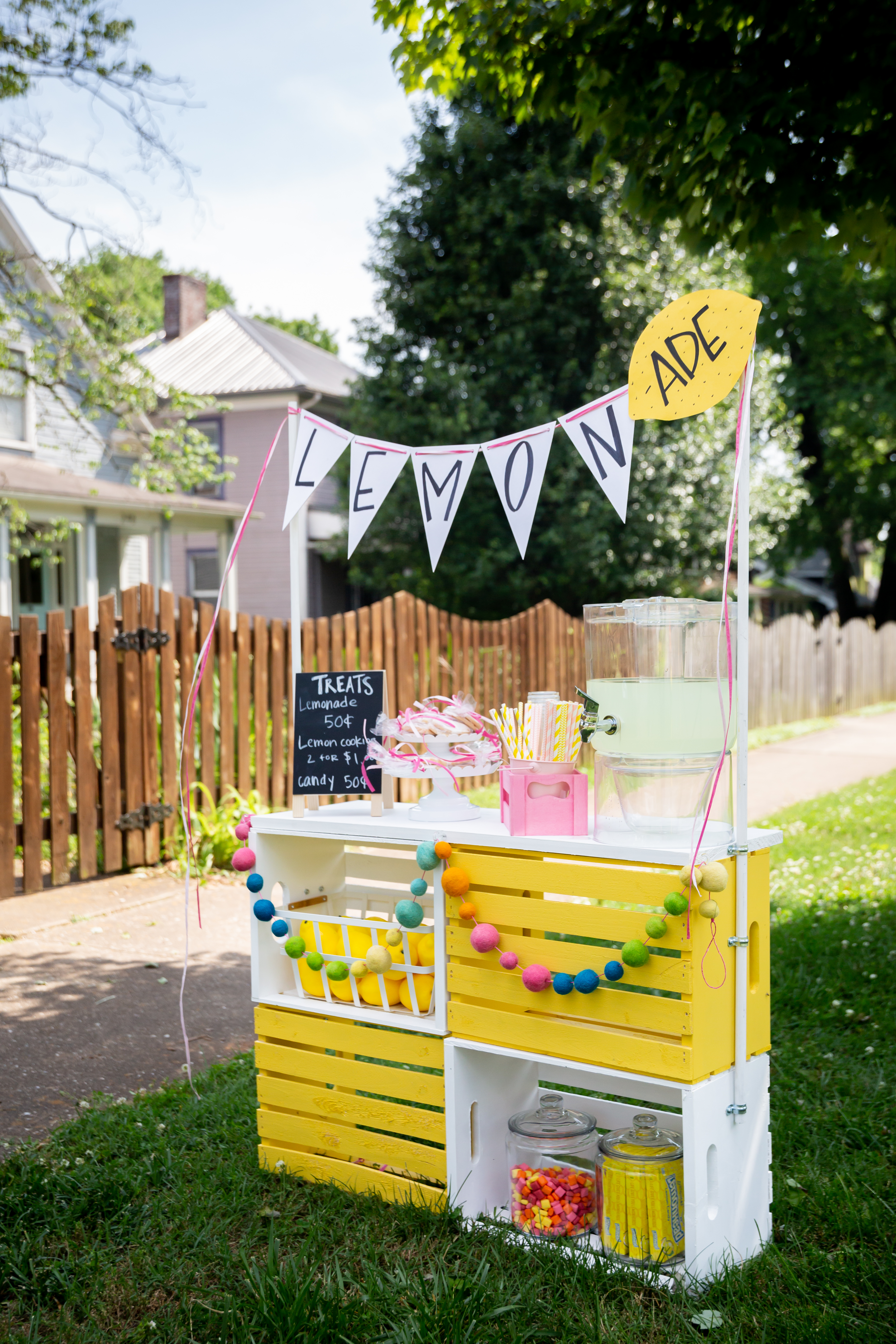 yellow lemonade stand for kids