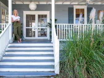 Mary Margaret and Sanders Monsees have transformed a former Savannah fishing cottage into a bright, pretty space that takes full advantage of its modest 1200 square feet (700 square feet of which is porches). The Monsees have used a subdued color palette and a clean, coastal design scheme to make the space feel open and bright.