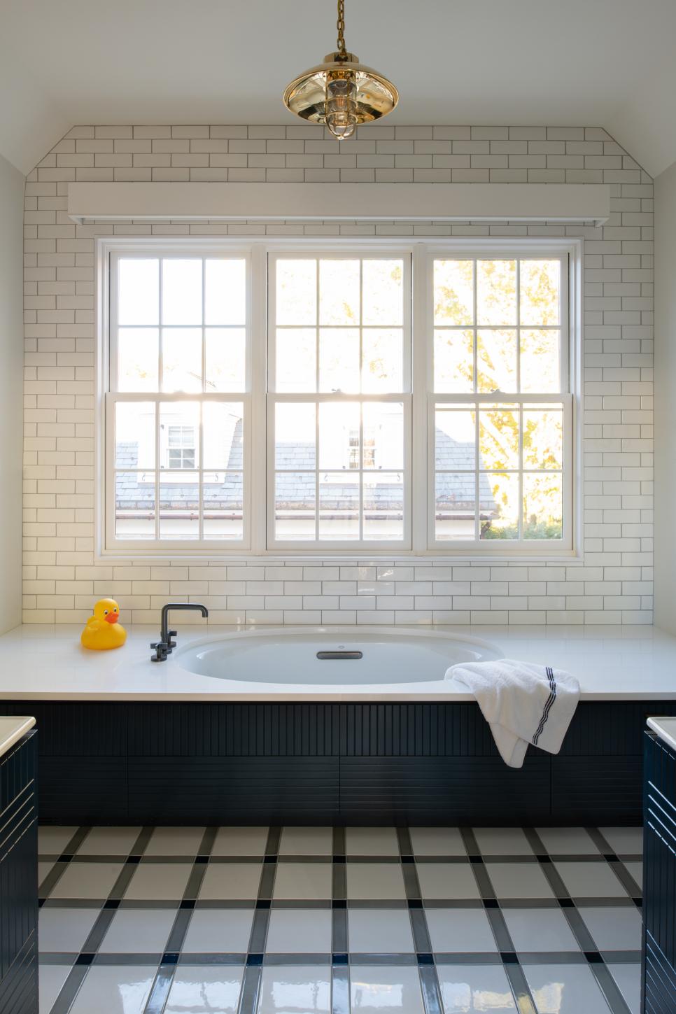 Built In Bathtub With White Stone Surround And Black Base Hgtv Get great deals on ebay! white stone surround and black base hgtv