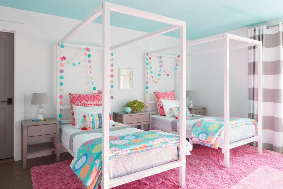 Pink Rug And Twin Canopy Beds, Pink Twin Canopy Bed