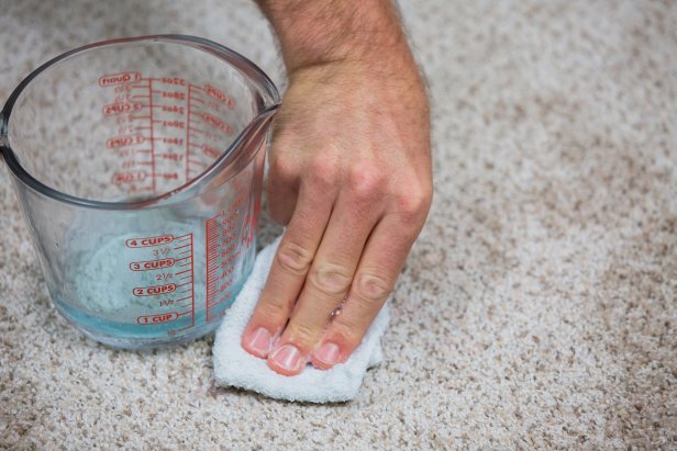 Blot the carpet with the cleaning solution.
