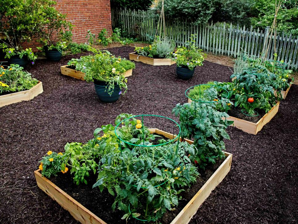 7 Easy Diy Raised Garden Bed Projects, What Is The Best Material To Put Around Raised Garden Beds
