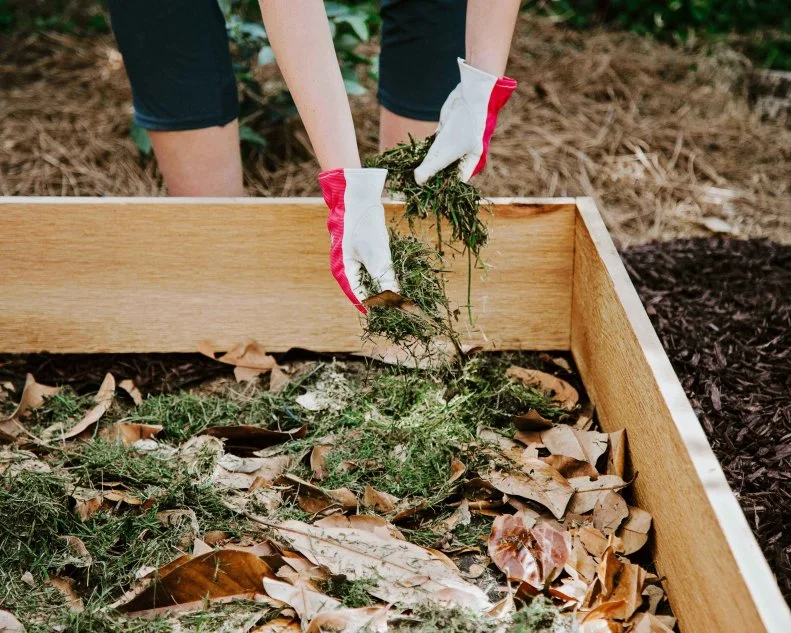 Using Grass Clippings in Your Raised Beds By using one part grass, two parts leaves and covering them with a layer of cardboard, you are beginning your very own composting process beneath the soil of your raised gardening bed.