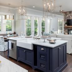 Traditional Eat-In Kitchen With Farmhouse Sink Island