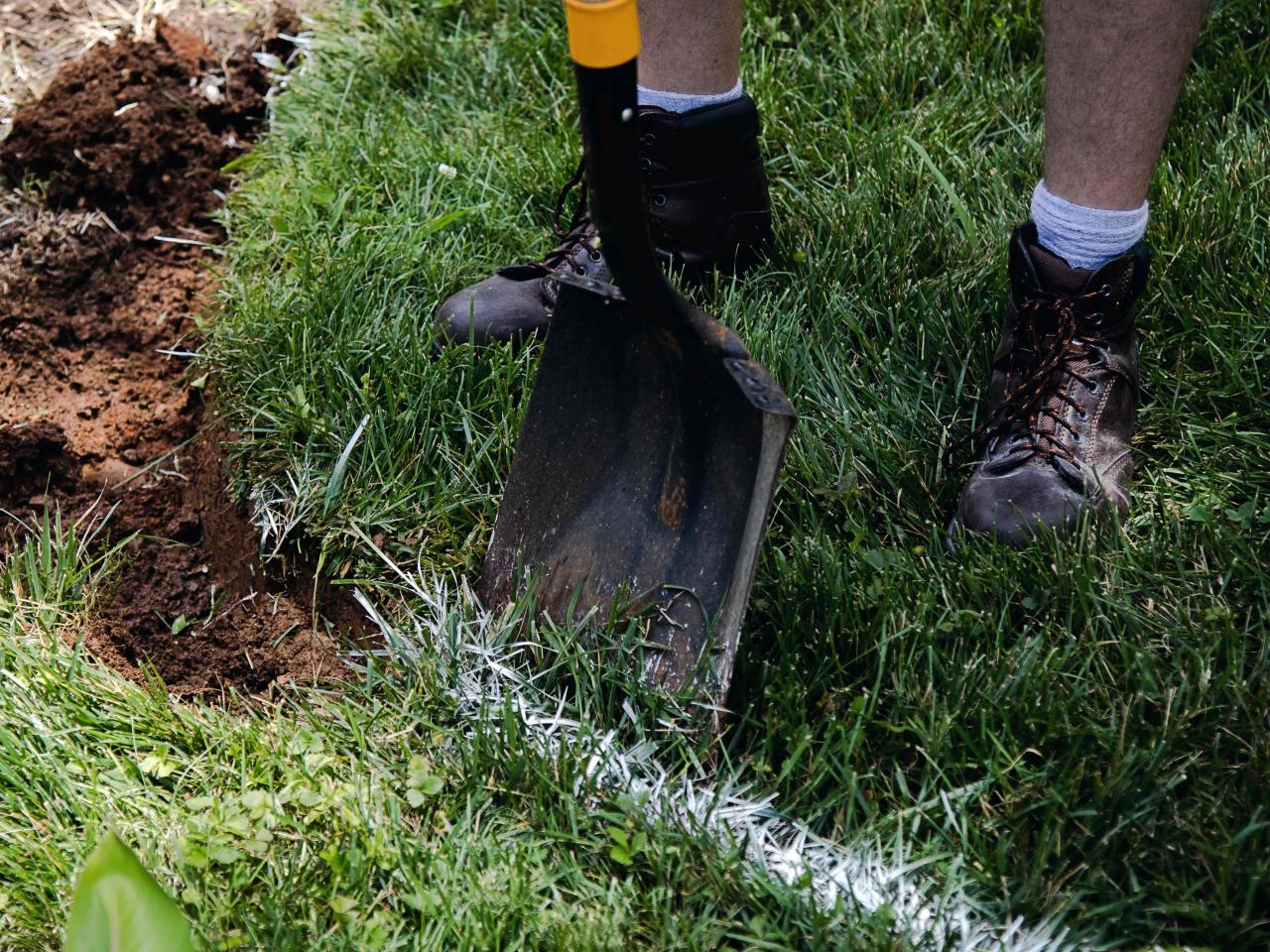 Diy Paver Edging You Can Mow, How To Dig A Trench For Garden Edging
