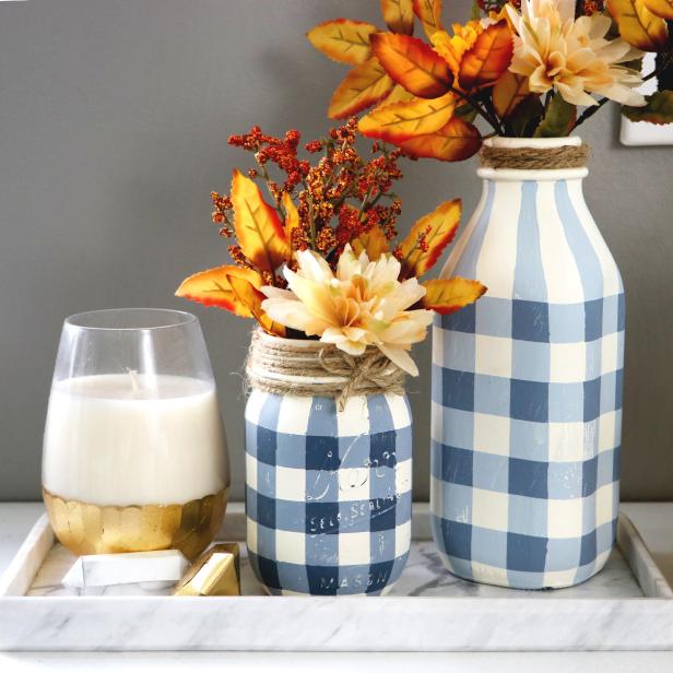 These farmhouse-chic mason jars are the perfect decoration for autumn.