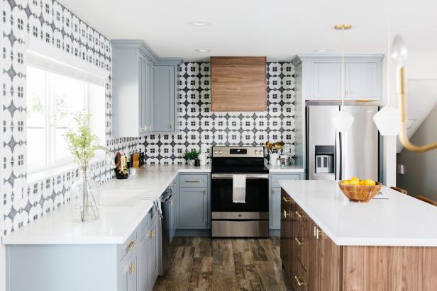 Mid-Century Modern Kitchen With Bold Black-And-White Tiles ...