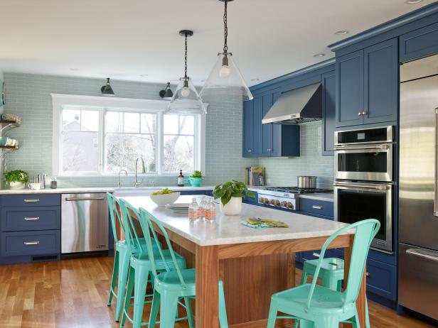 Bright Kitchen Design in Rich Blue Color