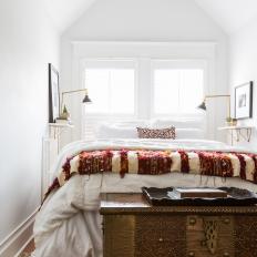 Eclectic Small Bedroom With Trunk