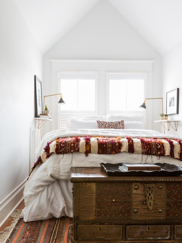 30 Tiny Yet Beautiful Bedrooms - How To Decorate A Small Bedroom With High Ceilings