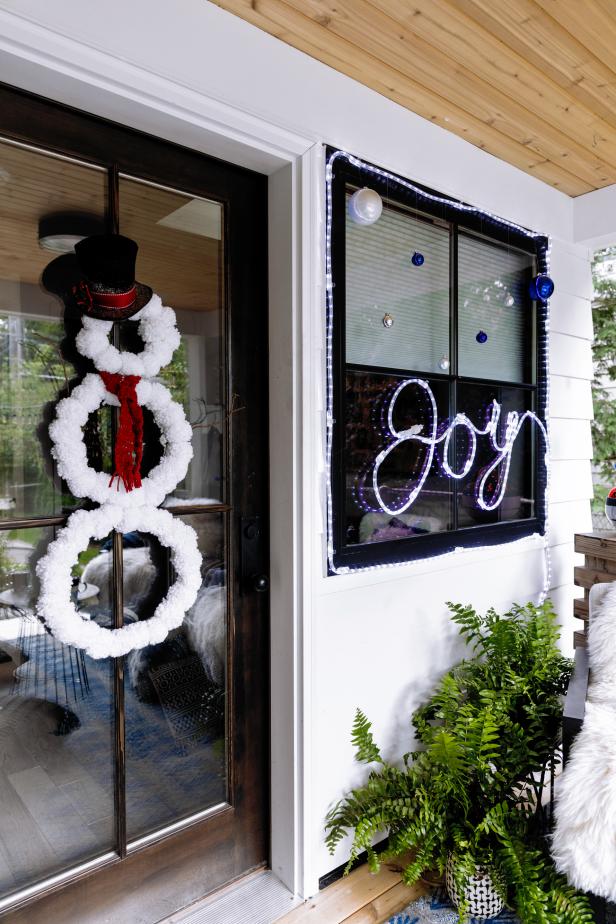 The holidays bring good times, good food and LOADS of guests, so creating a welcoming entry is key. The HGTV Urban Oasis 2019’s front porch is all about modern farmhouse charm, and its holiday décor builds on that vibe with clean lines, warm materials, and playful accents.