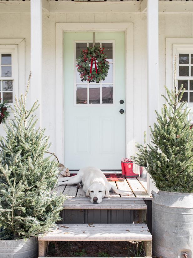 100+ Farmhouse Christmas Decorating Ideas | Rustic Country Christmas  Decorations | Hgtv