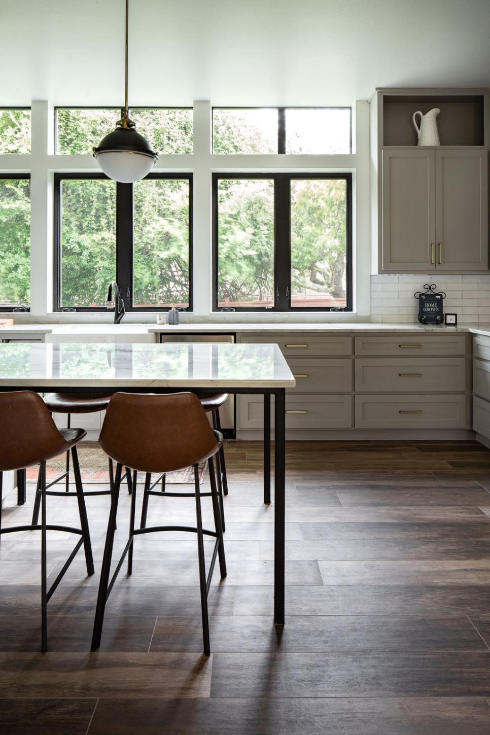 Modern Eat-In Farmhouse Kitchen | HGTV