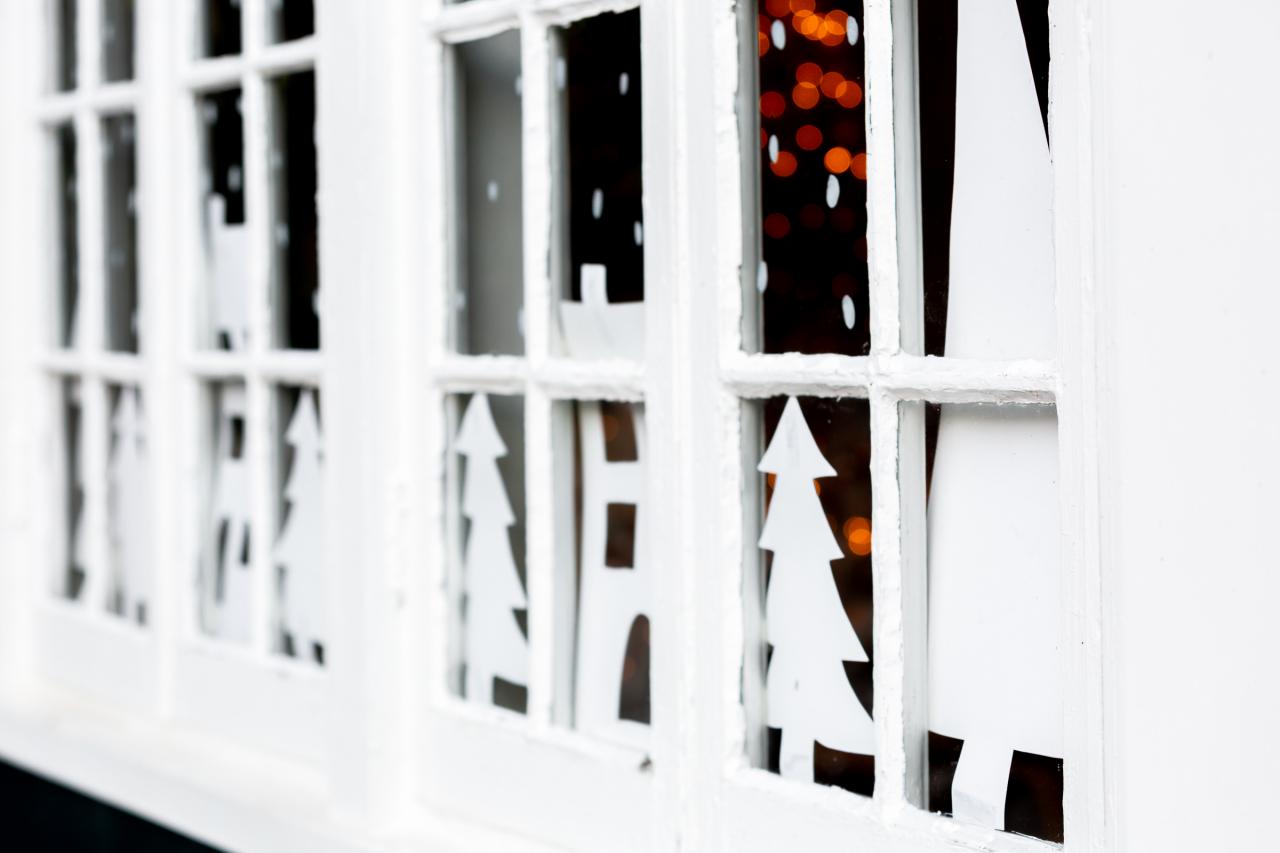 decorating store front windows for christmas