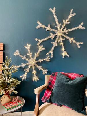 Easy to make snowflakes with drinking straws. Looks beautiful hanging on a  wall, in a Christmas tree, o…