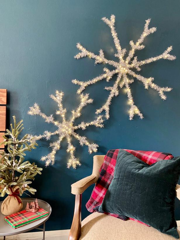 Tinsel time! Get step-by-step instructions on how to create these tinsel snowflakes from the Crafty Lumberjacks.