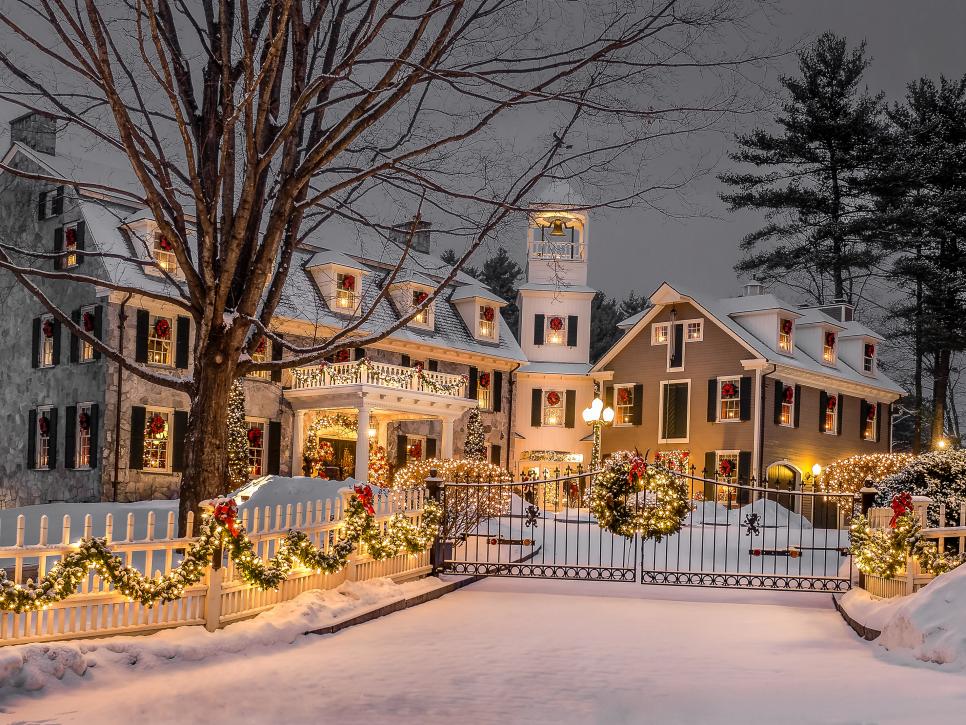 44 Outdoor Christmas Lights Ideas Hgtv - White House Outside Christmas Decorations 2020