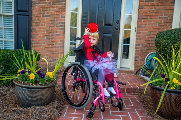 Create this easy Queen of Hearts Halloween costume for kids. 