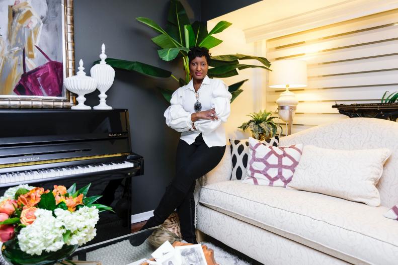 Olaniyi Swarn is a Chicago-based interior stylist and the writer behind the decor blog, J’Adore le Decor (https://www.jadoreledecor.com/). For the past 25 years, the stylist and her husband have had a 900 square foot duplex condominium to call their own. Designing the home to their tastes has been an ongoing project, one Olaniyi would be the first to call a labor of love.
