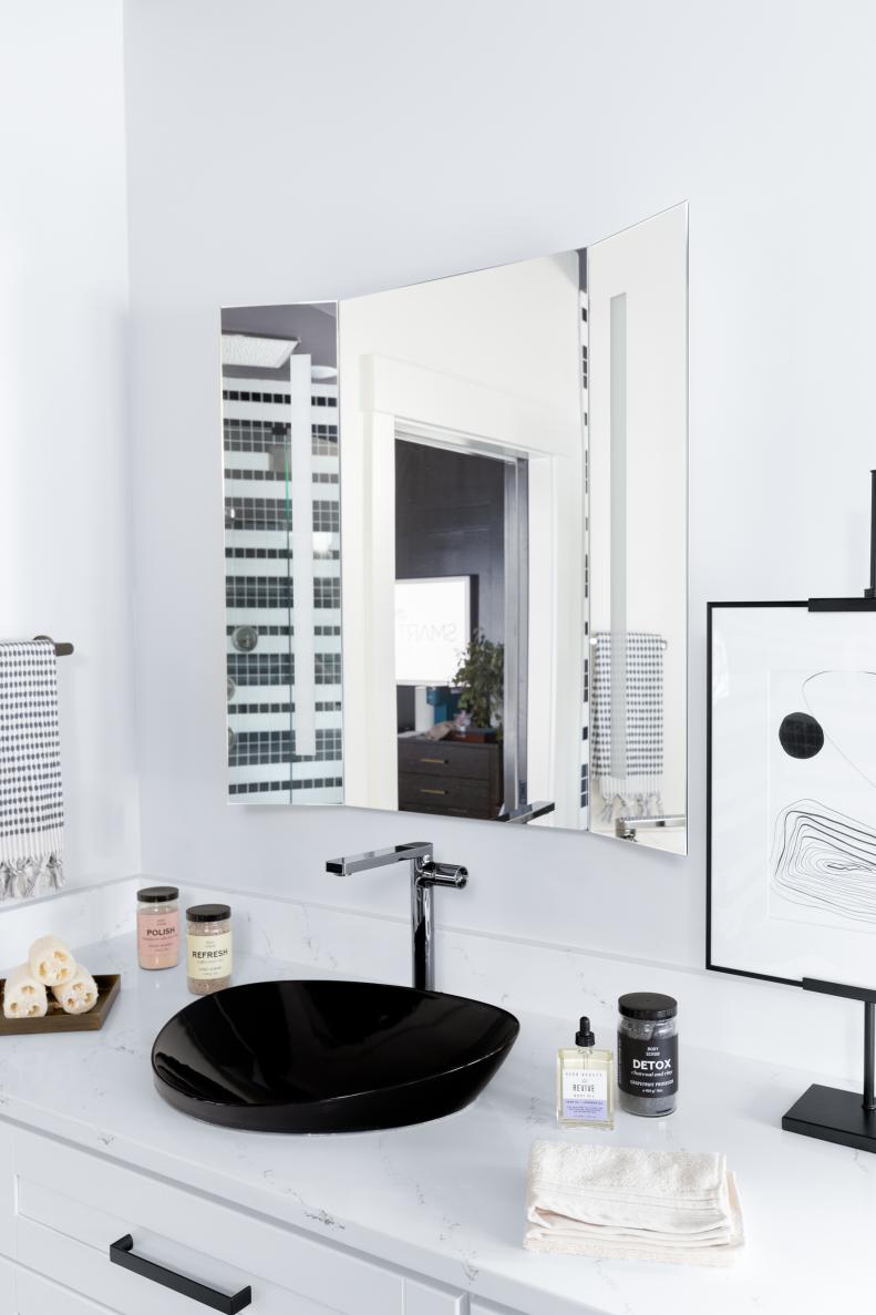 Black-and-White Palette Gives Master Bathroom Sleek Style