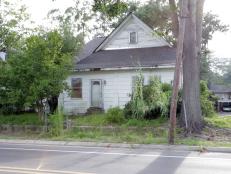 Ben and Erin will update the dilapidated and overgrown exterior of the Yeager House on Home Town. (Before 2)