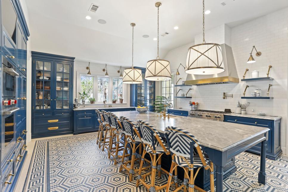 Bold and Beautiful Chef's Kitchen in an Atlanta Colonial Mansion | HGTV ...